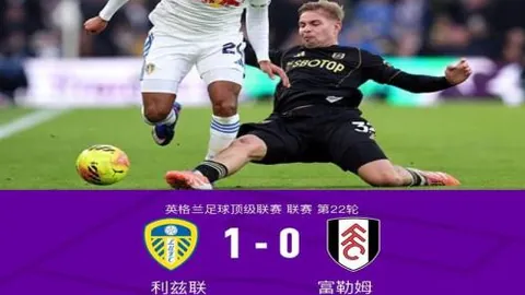 韦尔斯内线强攻，反手扣篮命中！